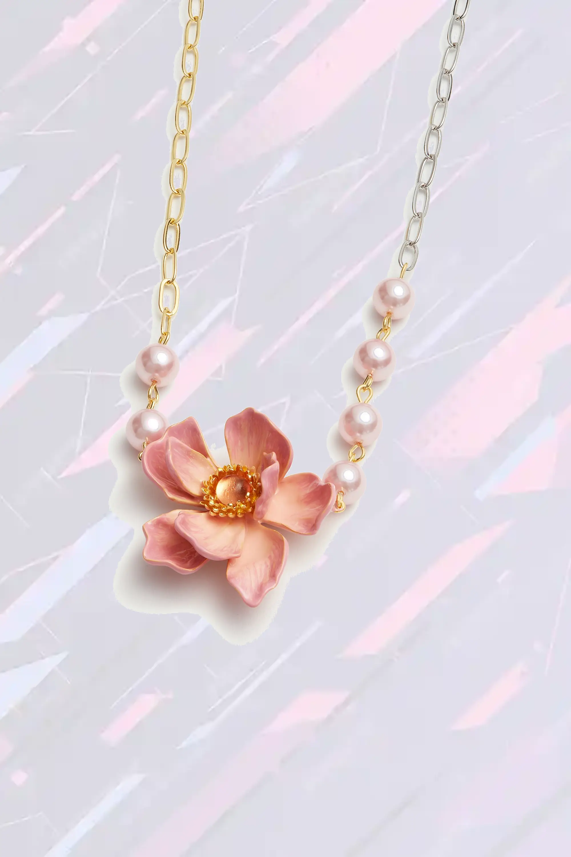 Les Néréides Collier médaille chaîne duo de couleurs avec magnolia rosé majestueux et perles nacrées