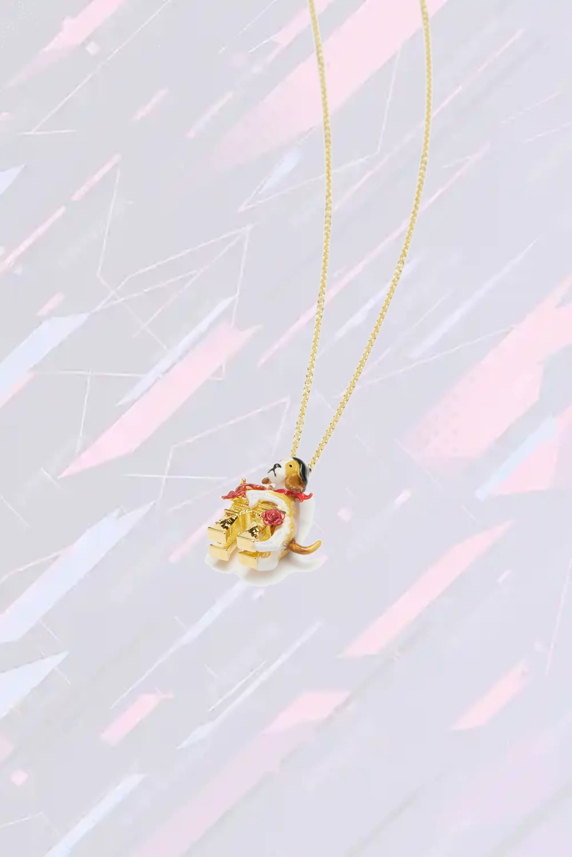 Collier Les Néréides : Pendentif sculpté chien beagle avec emblème parisien du Triomphe