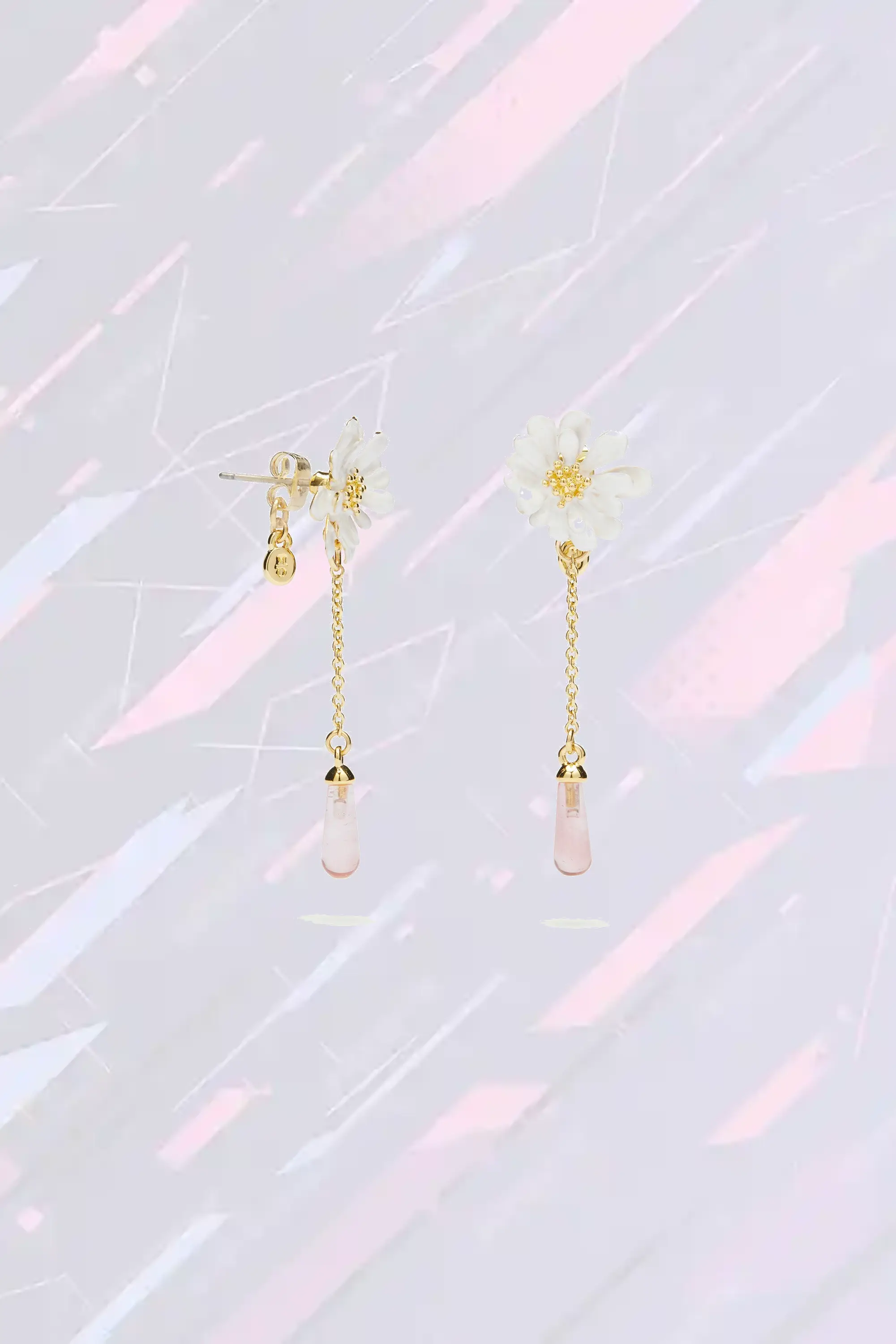 Boucles d’Oreilles Élégantes Fleur de Coton Blanc à Perle de Nacre Rosée - Création Étincelante avec Détail Délicat