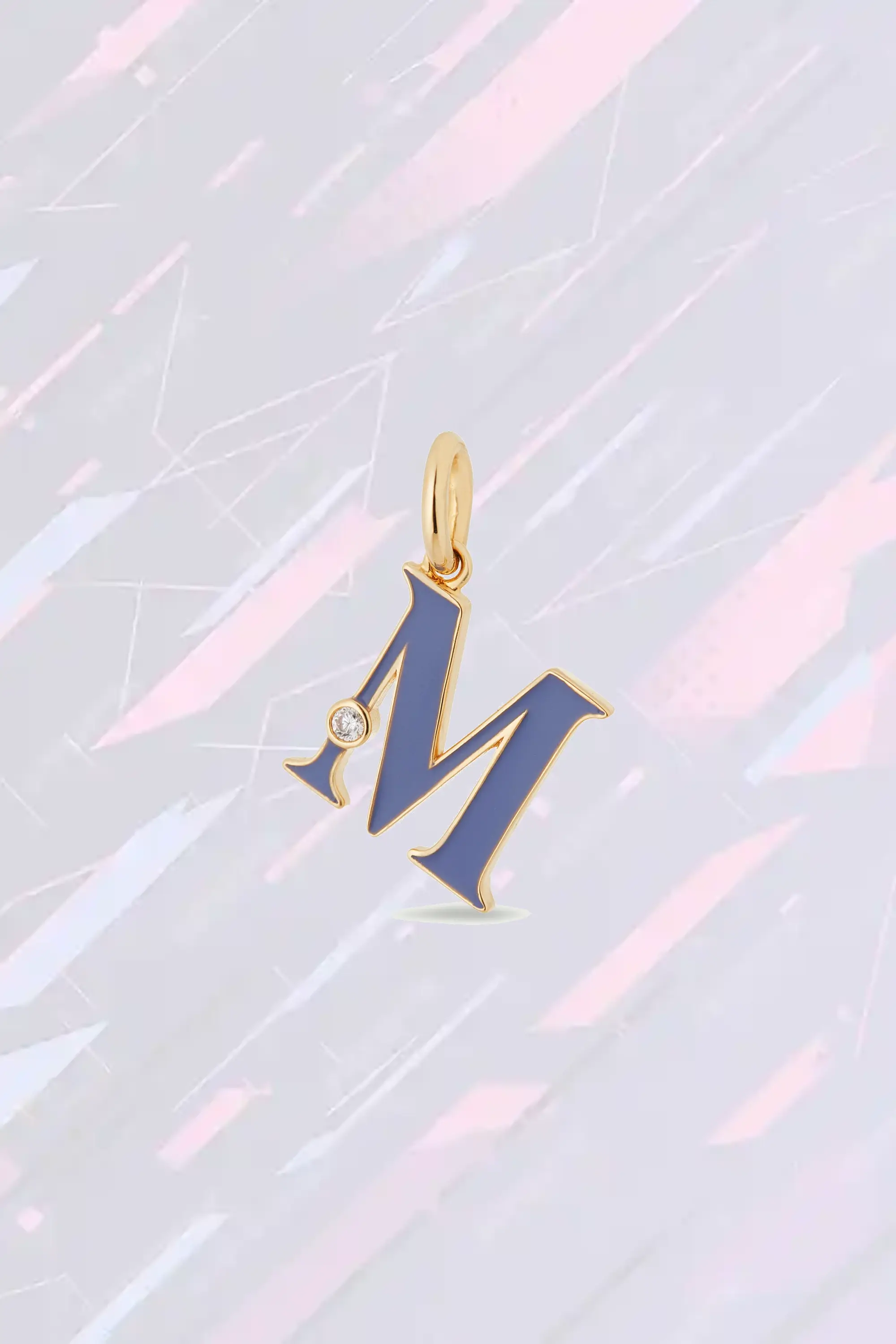 Pendentif collier lettre M stylisé - Création ajourée Les Néréides en laiton doré avec fermoir sécurisé
