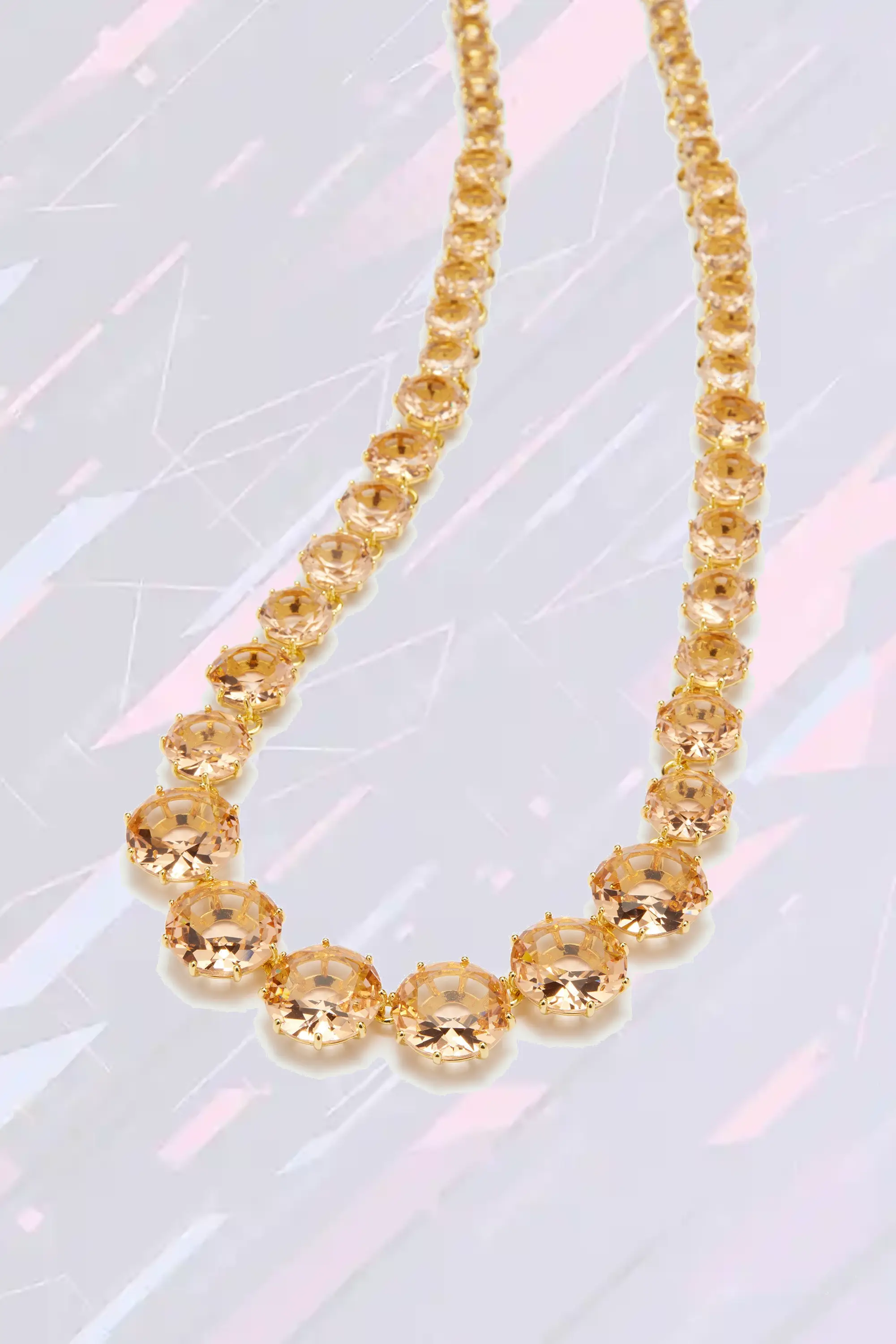 Collier sautoir Les Néréides en cristaux rosés et perles nacrées, tonalités pêche lumineuse