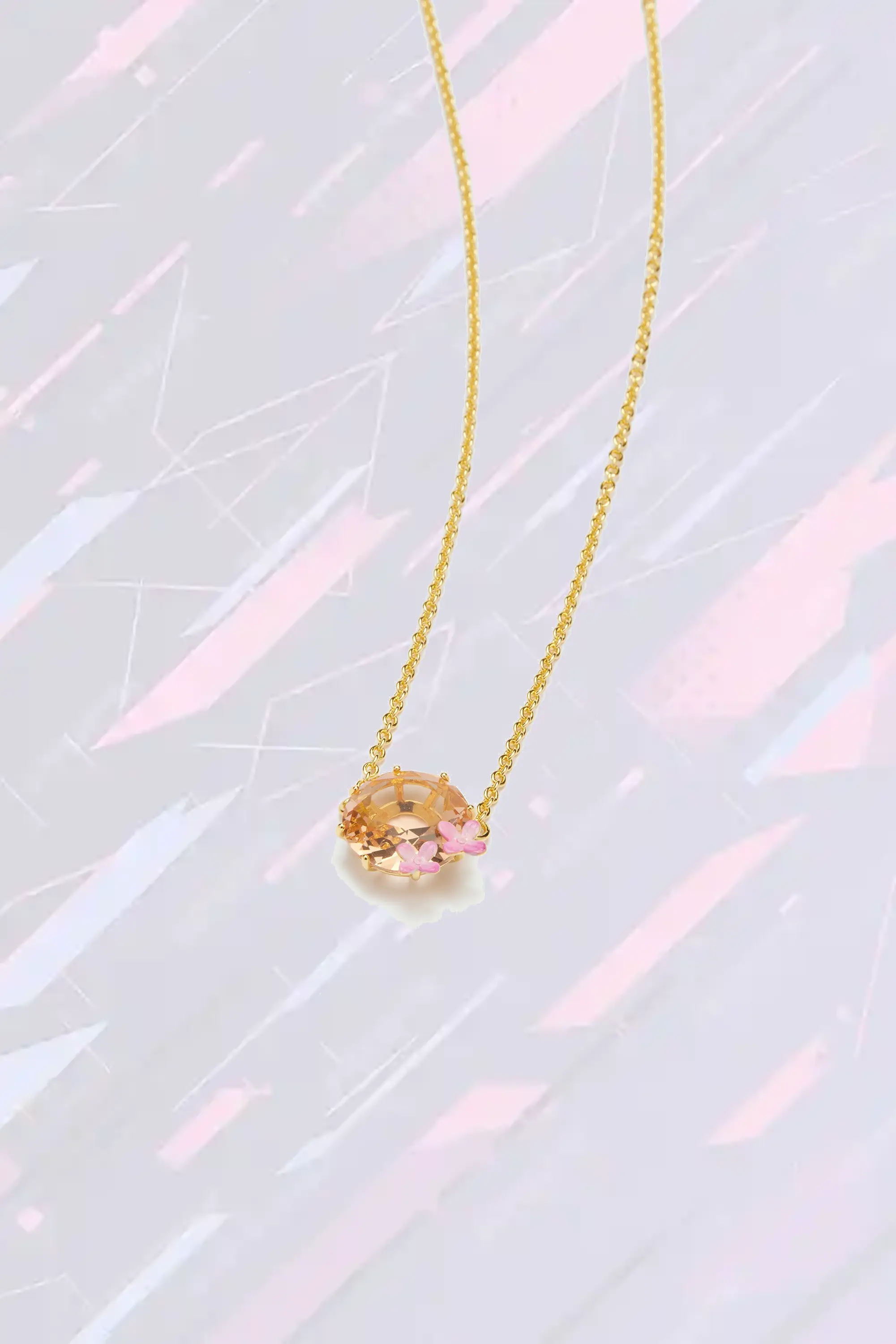 Collier Les Néréides en pierres polies avec motifs floraux et cristal irisé aux reflets pêche-corail