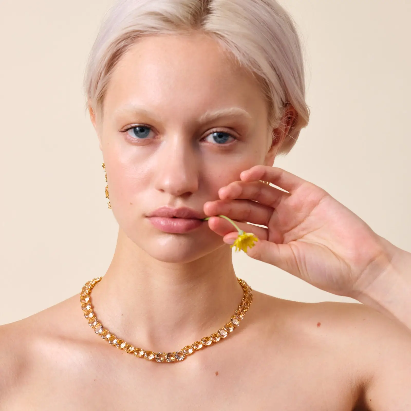 Collier Néréides élégant à perles rondes et finition diamantée rose abricot