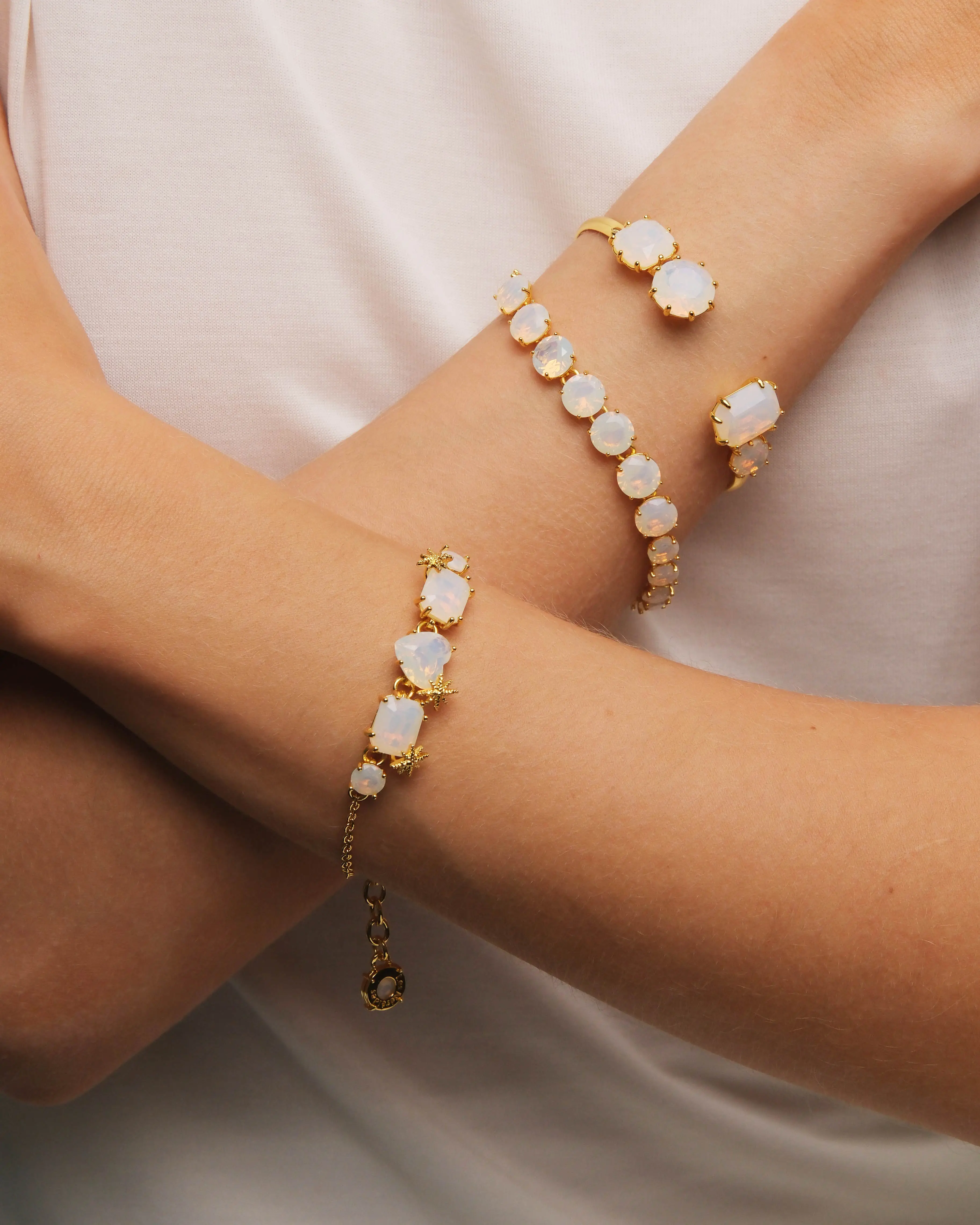 Bracelet artisanal Les Néréides avec cinq gemmes scintillantes - Pierre Diamantine blanc nacré et constellations délicates
