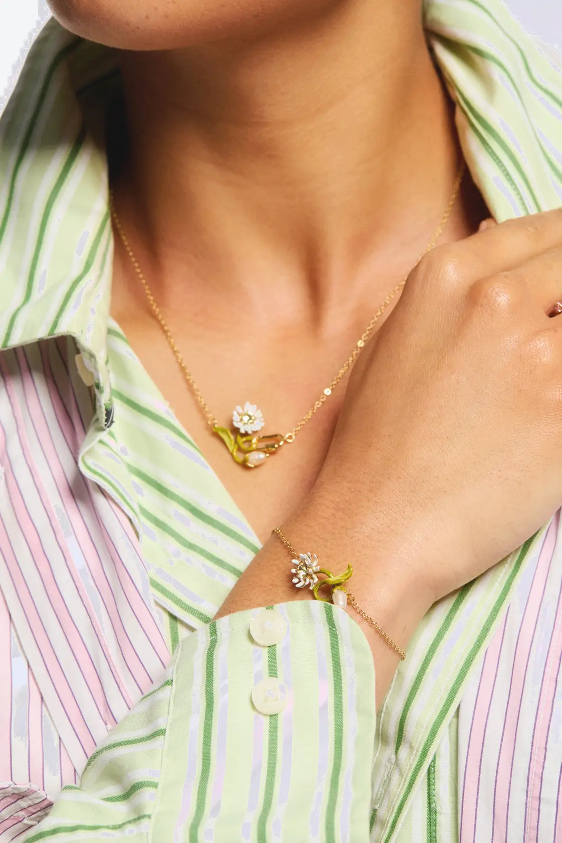 Les Néréides Braséro élégant motifs pâquerettes fraîches, perles iridescentes nacrées blanc et vert