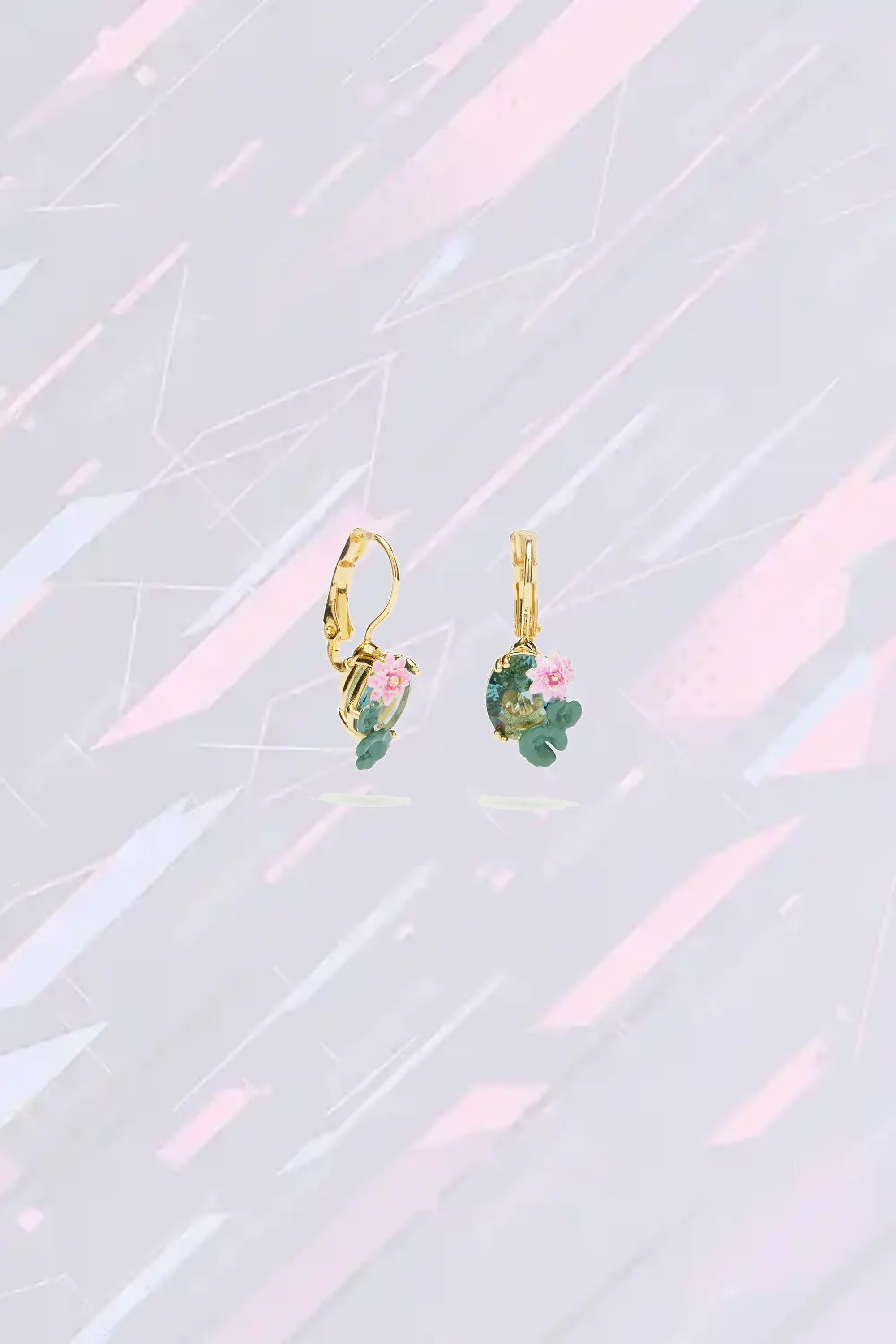 Boucles d'oreilles élégantes en forme de lotus serti d'une gemme azur | Collection Les NéréidesJe vous propose une version alternative en conservant l'esprit poétique tout en variant la structure syntaxique et les termes descriptifs :