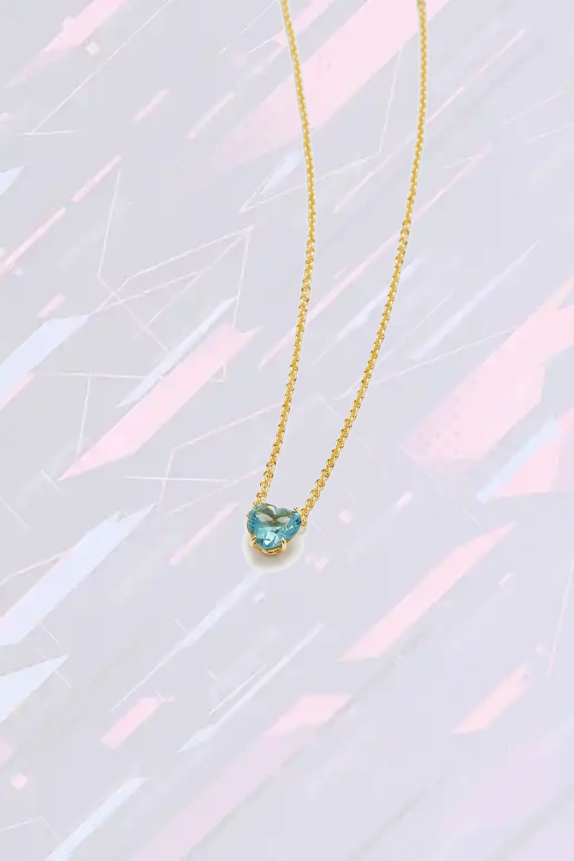 Collier serti à la main avec pendentif cœur en cristal étincelant - Reflets bleu azur inspirés des profondeurs marines