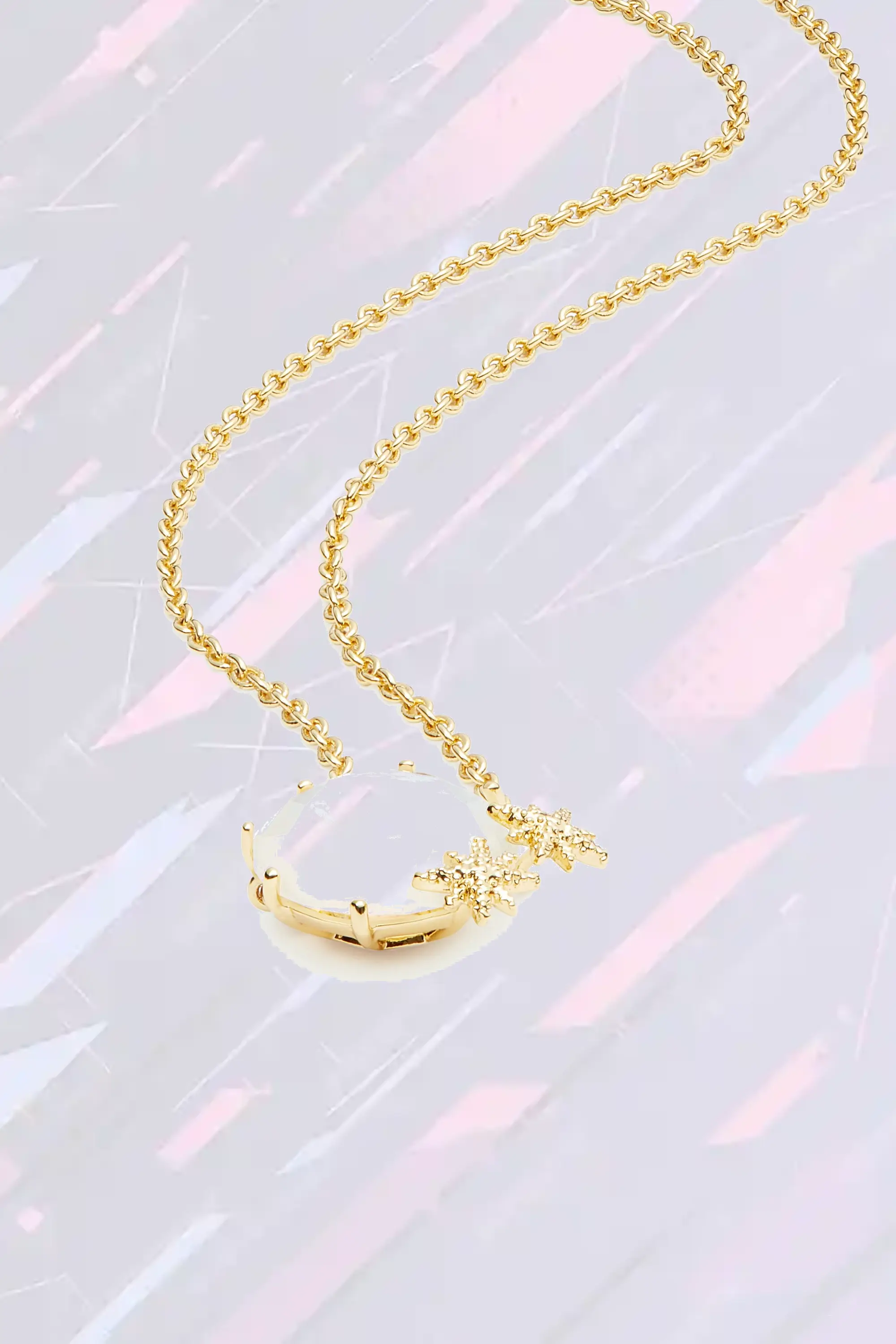 Collier Les Néréides en pierre précieuse - Pendentif sphérique Diamantine aux reflets opalescents orné de constellations délicates