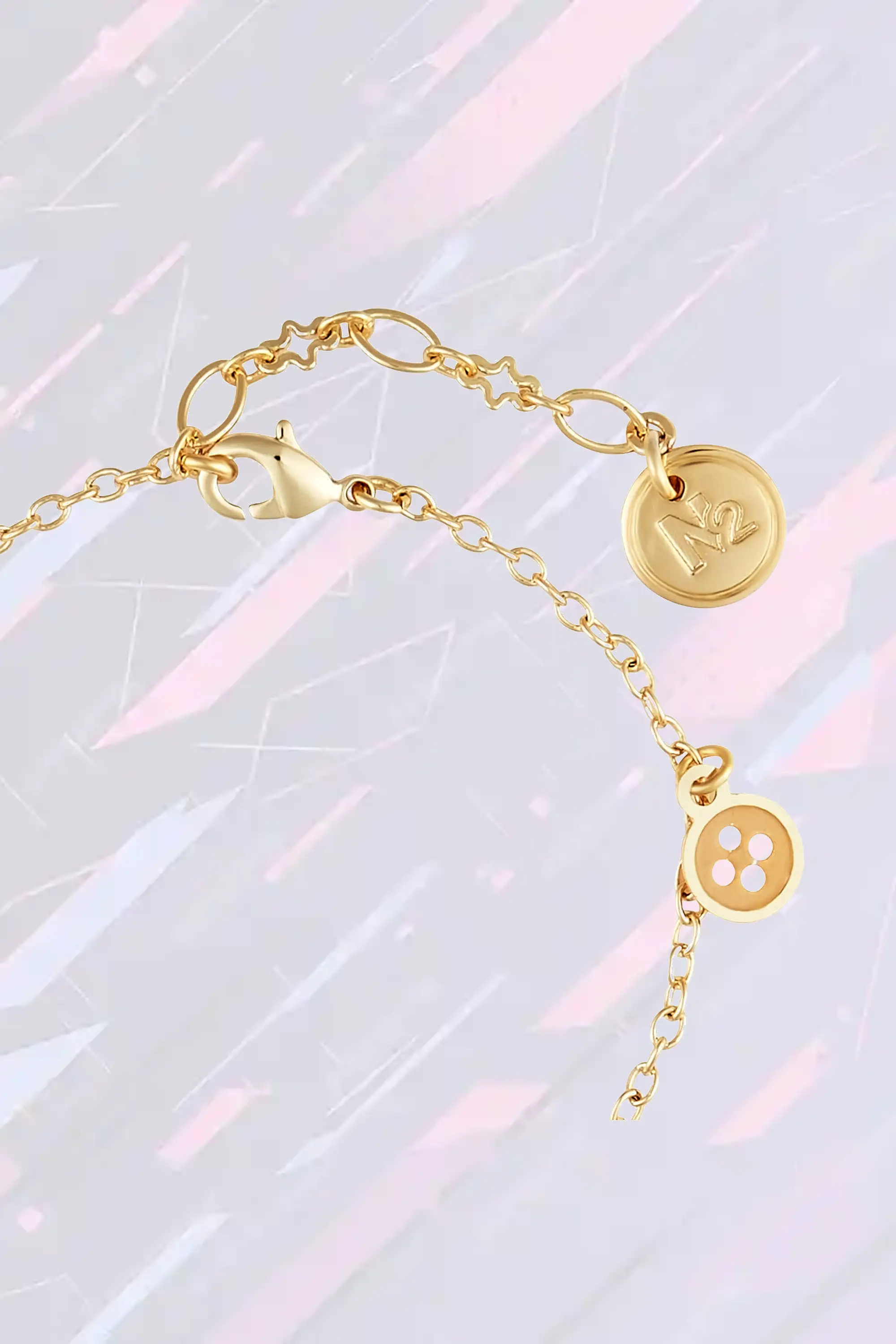 Bracelet délicat Les Néréides - Perle bouton, oiseau enchanteur, fil doré et souris espiègle avec ciseaux argentés - Élégance artisanale