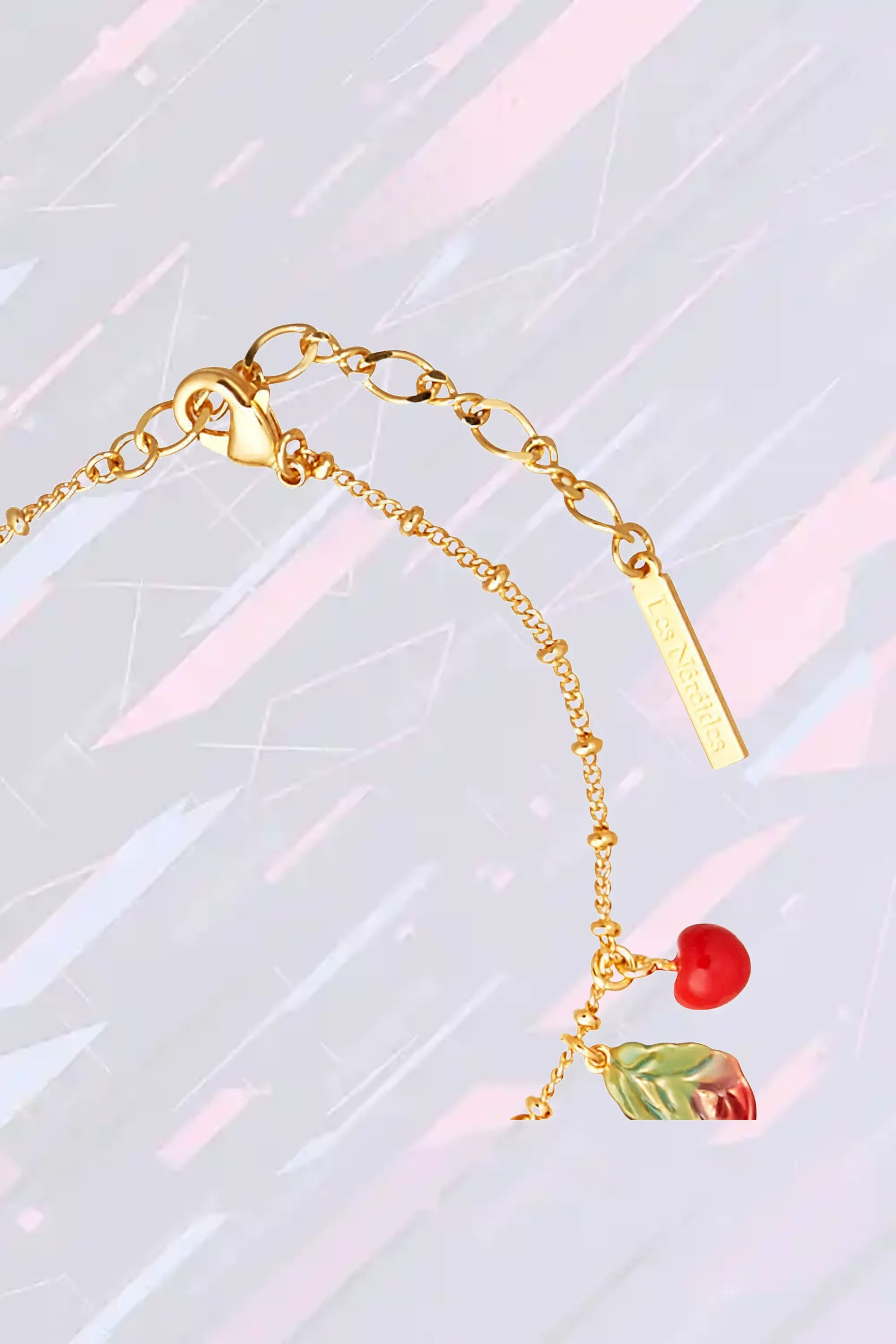 Bracelet à breloques Les Néréides - Motif printanier cerises rubis et feuillage émaillé