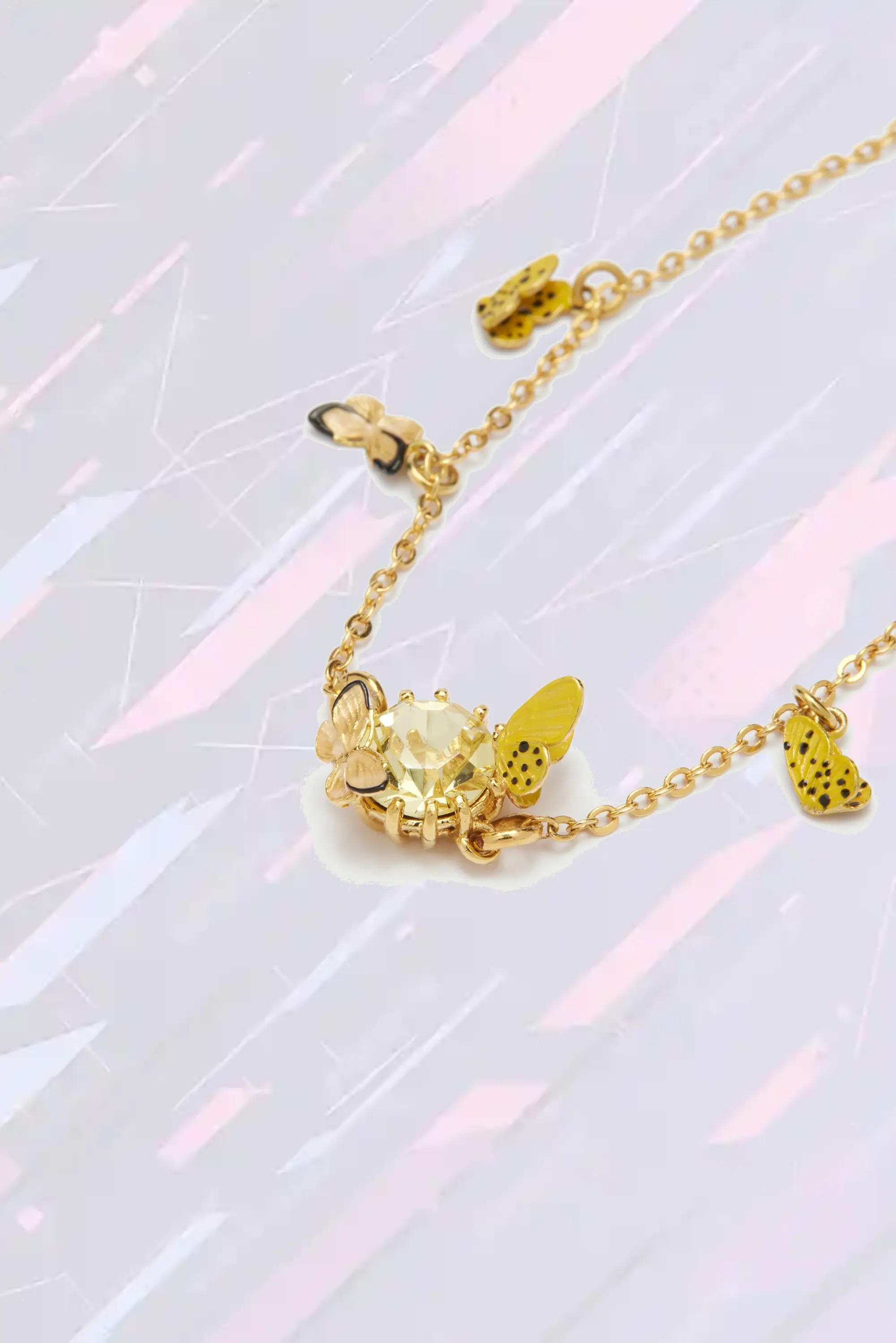 Bracelet Les Néréides avec breloque papillon arc-en-ciel et cabochon en verre émaillé