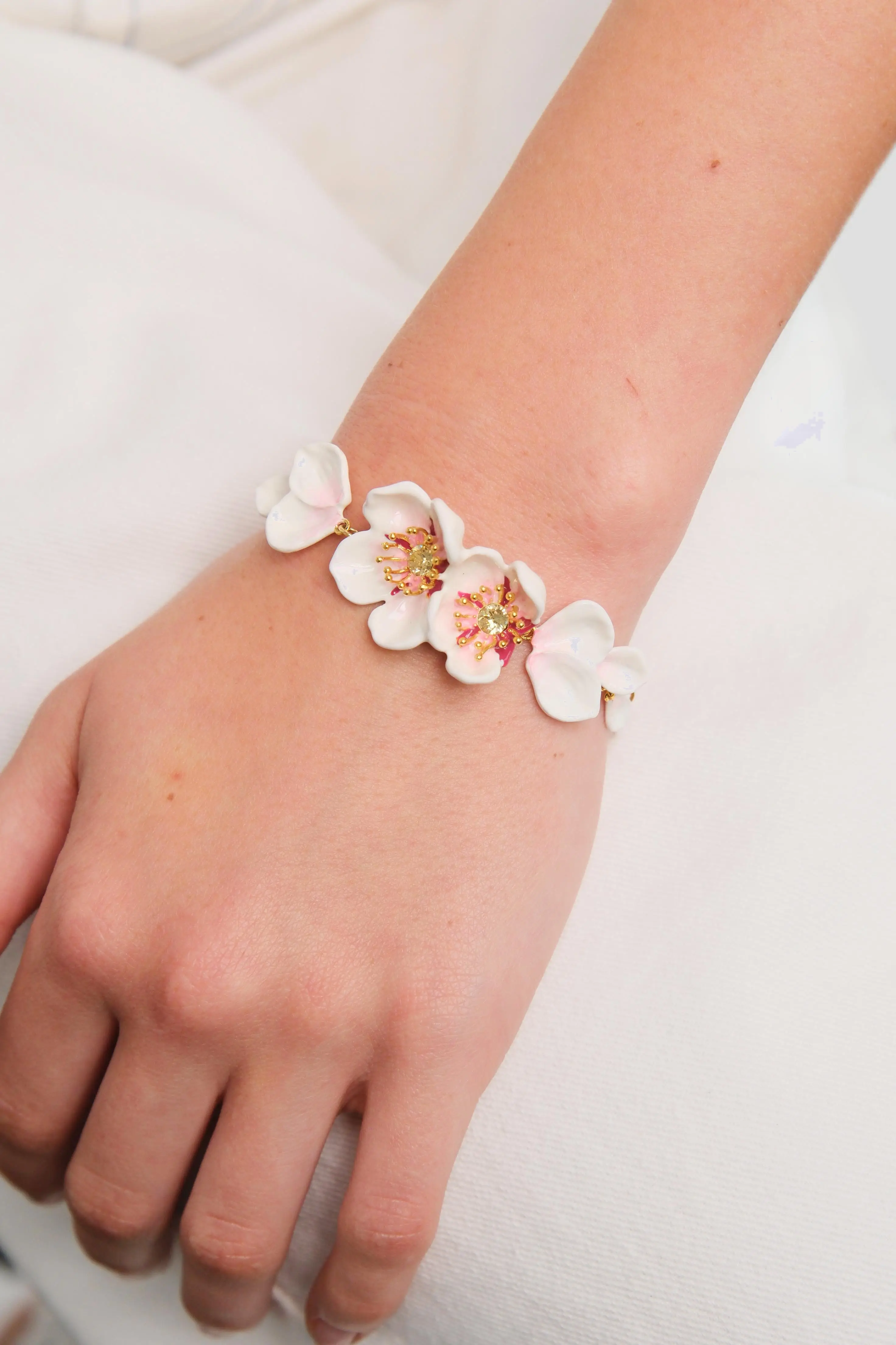 Bracelet délicat Les Néréides - Motif floral japonais en ivoire avec découpes pétales argentés