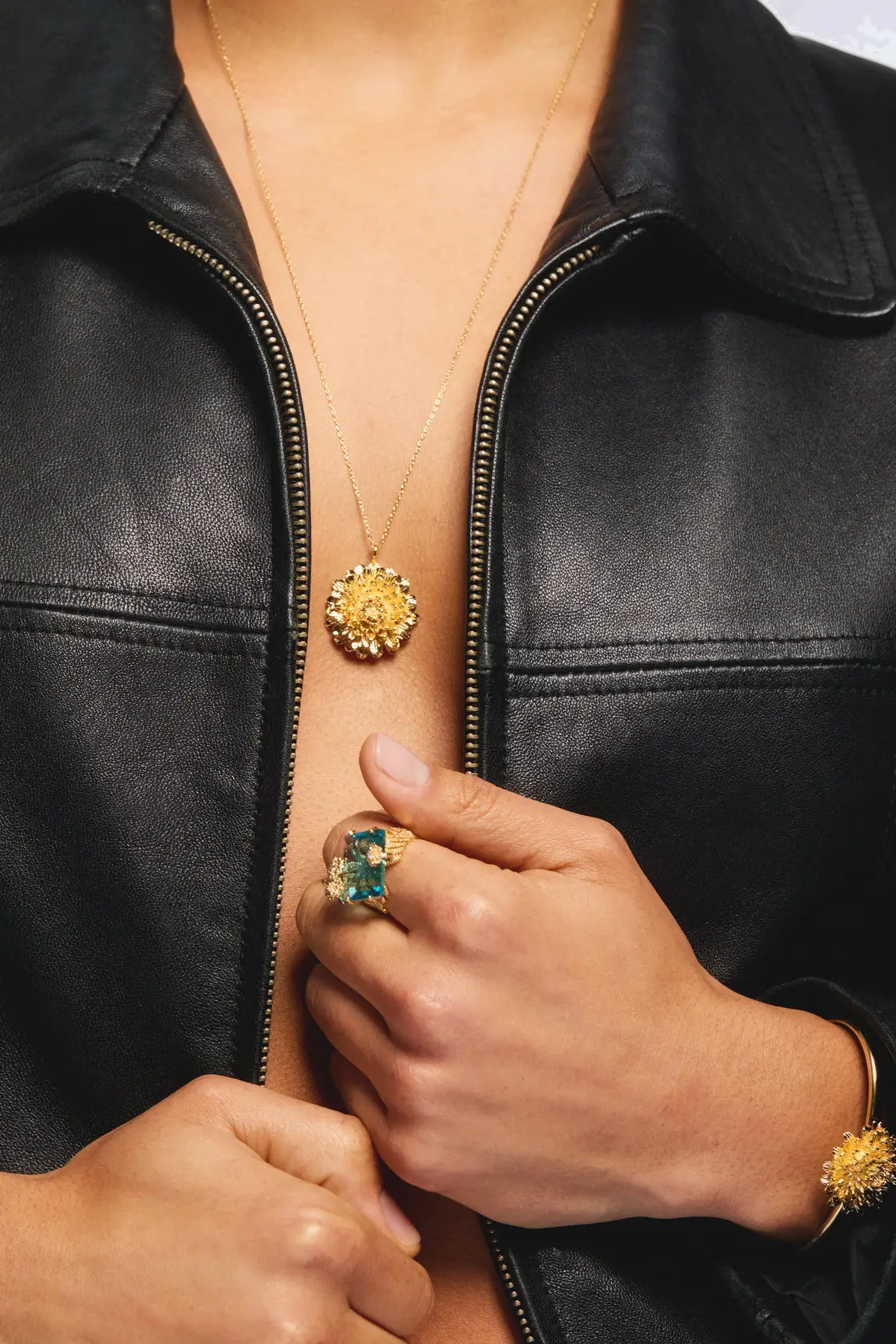 Bague artisanale Les Néréides en cristal saphir ciselé avec décoration florale dorée