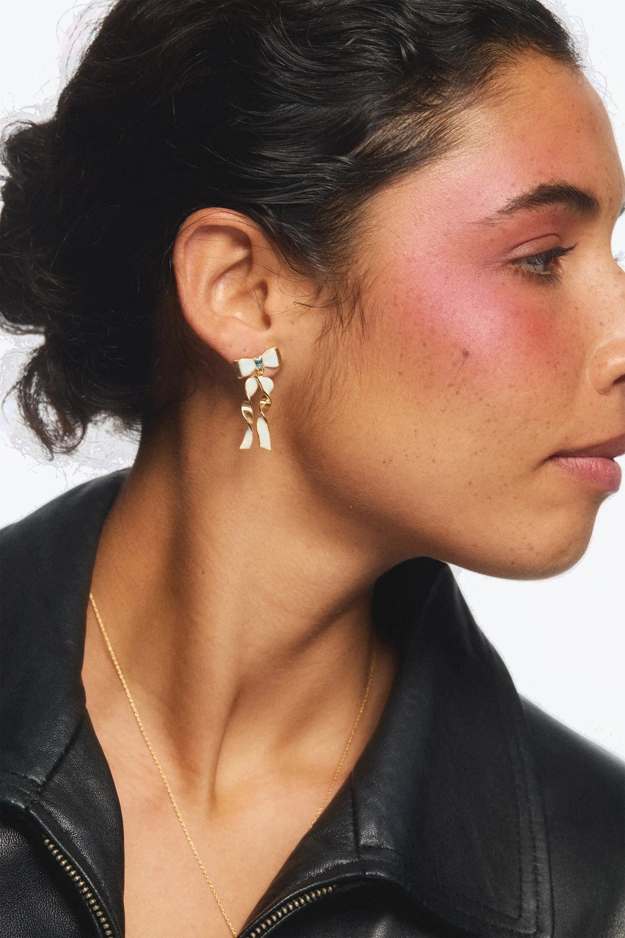 Boucles d'oreilles fantaisie ruban saphir et doré scintillant avec pierres précieuses azur