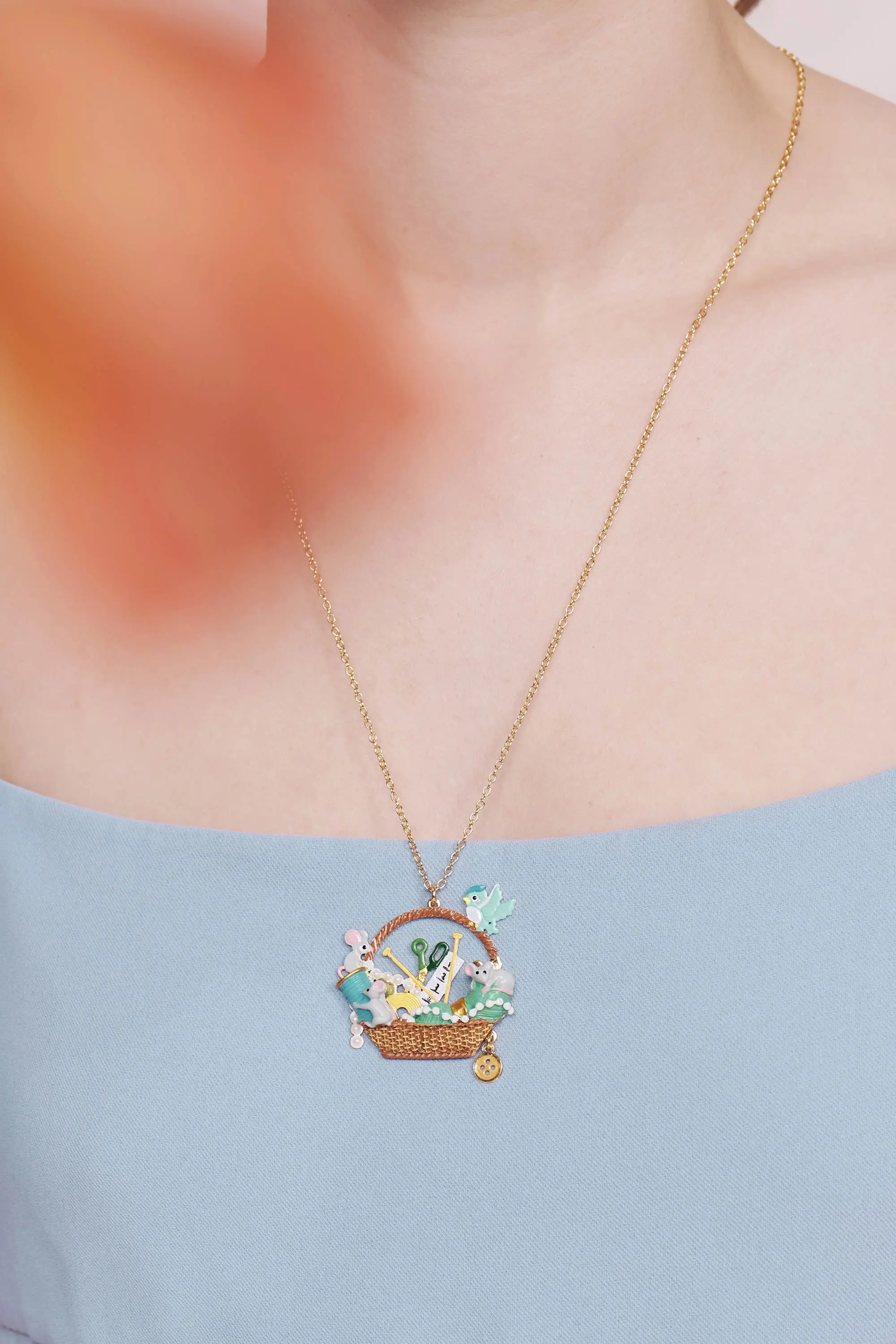 Collier long Les Néréides - Sautoir élégant orné de souris espiègle, délicate bobine à fil, ciseaux vintage, oiseau chantant et perles nacrées