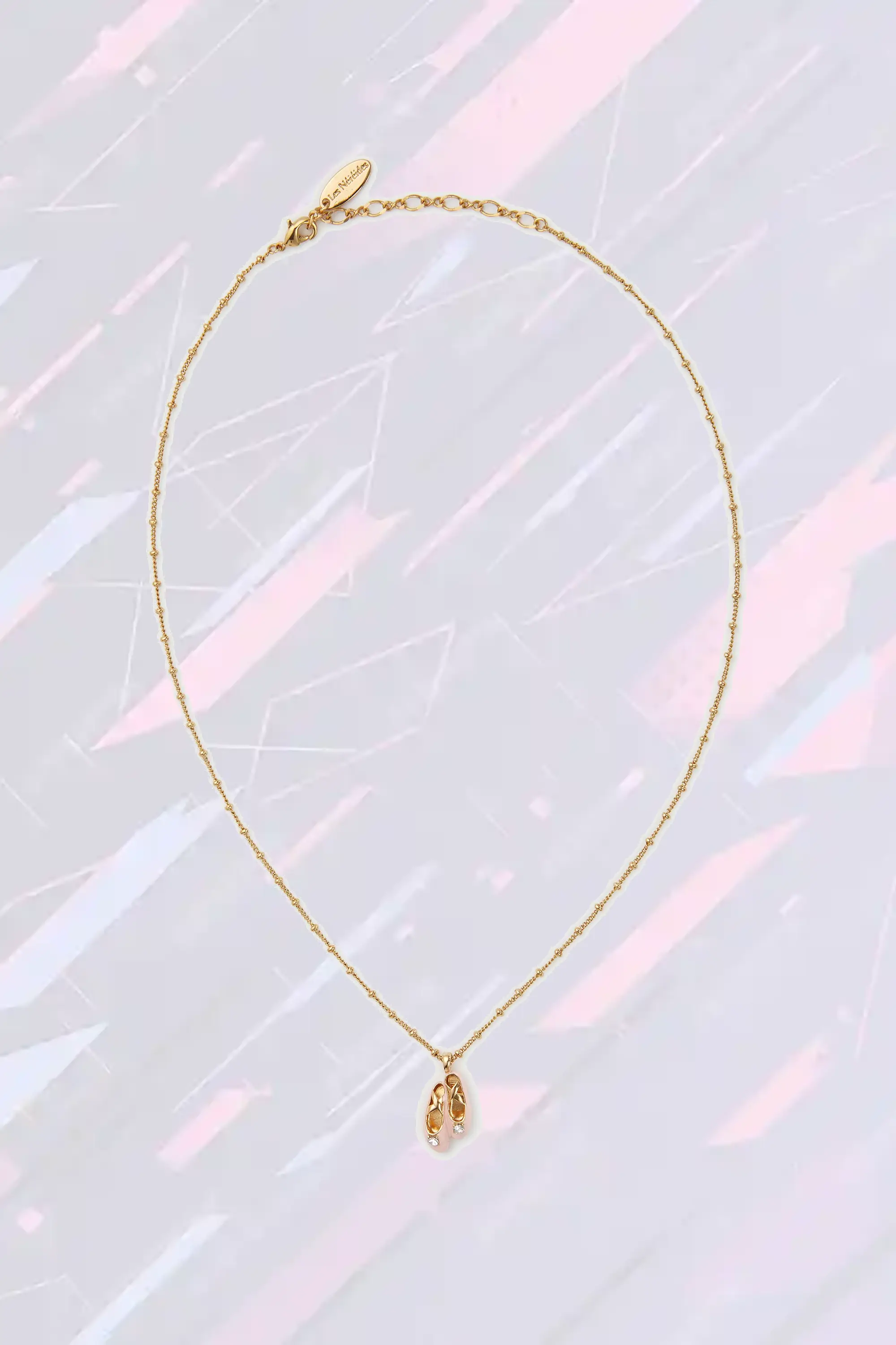Pendentif Les Néréides - Collier ballet romantique en tonalités rosées, détails argentés et rubans stylisés pour admirateurs de danse classique
