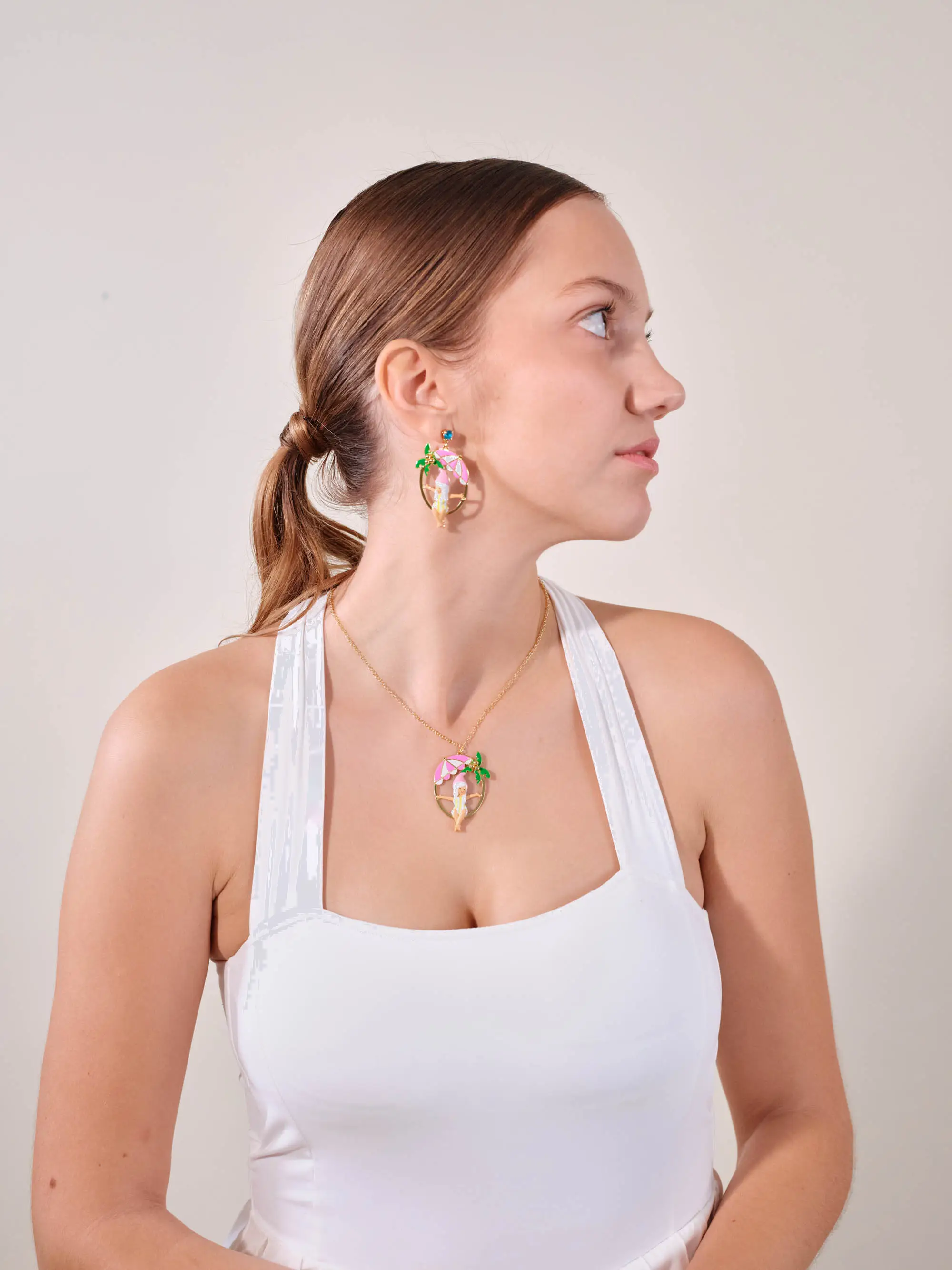 Les Néréides - Collier fantaisie orné d'une naine, parasol et feuilles de palmier - Pendentif estival enchanteur