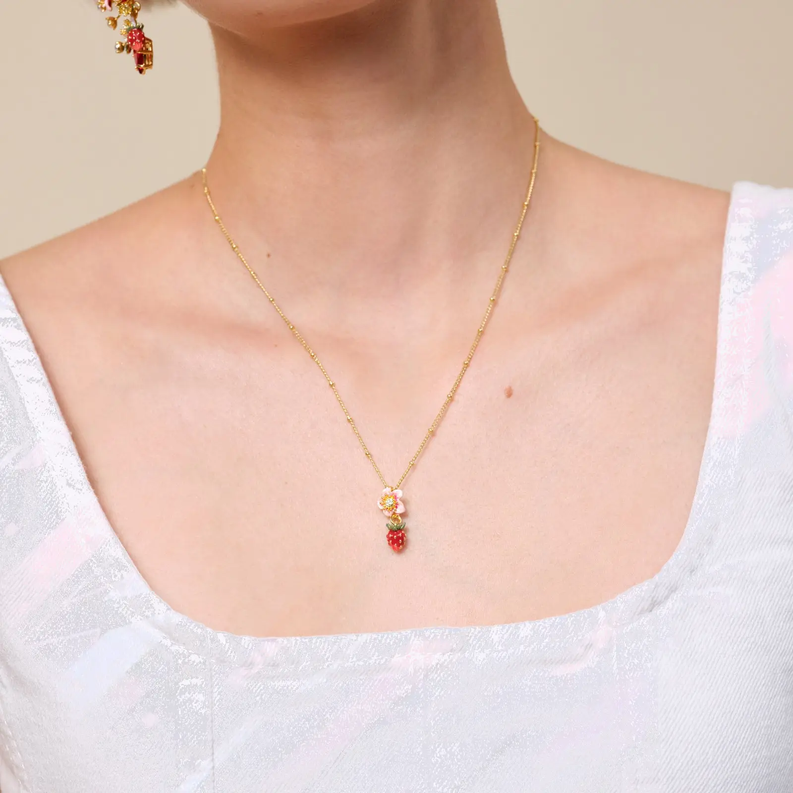 Boucle d'oreille Néréides ornée de baies forestières et corolles rosées
