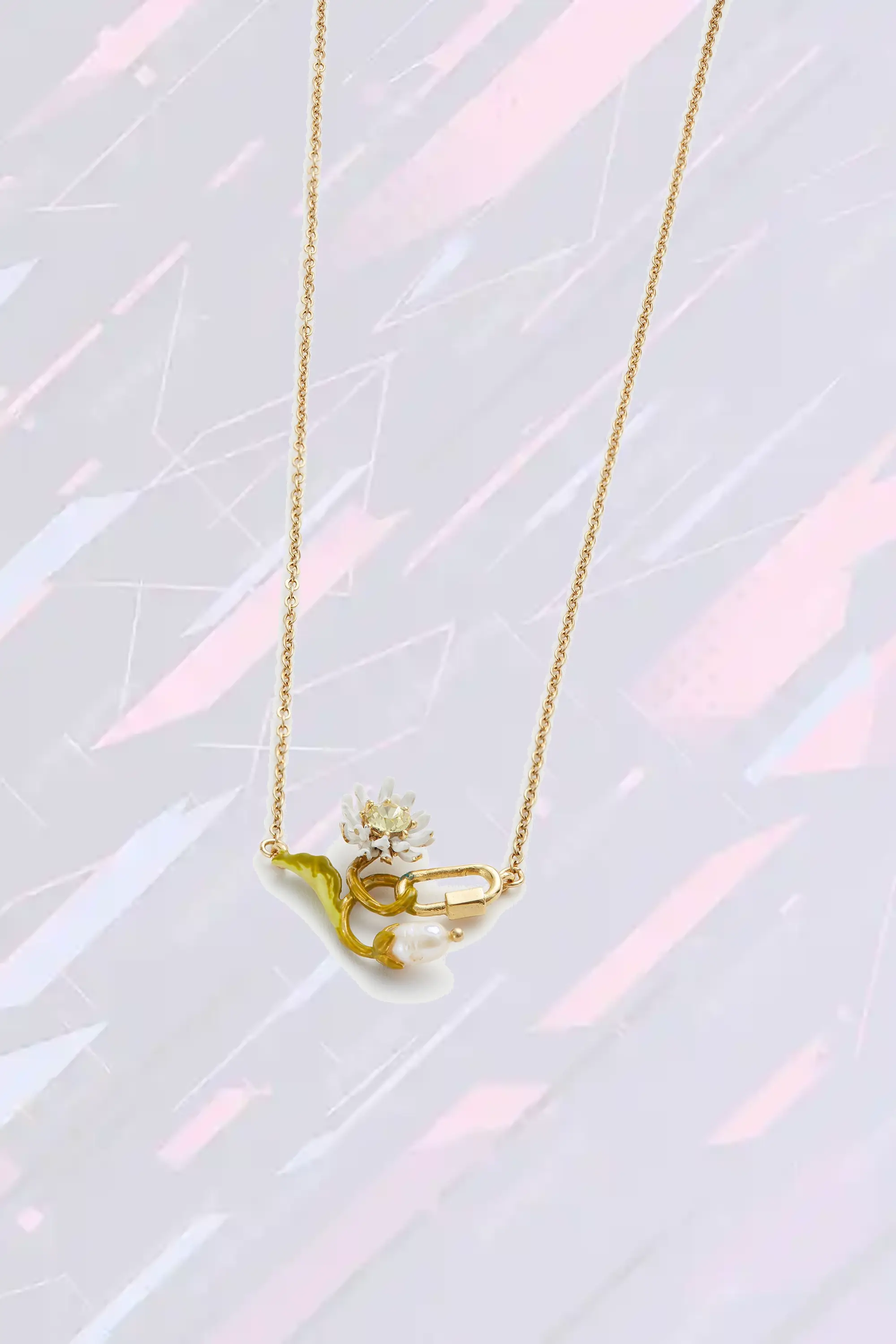 Collier raffiné en métal argenté avec motifs de marguerite blanche et feuillage, orné d'une perle iridescente et fermoir sécurisé