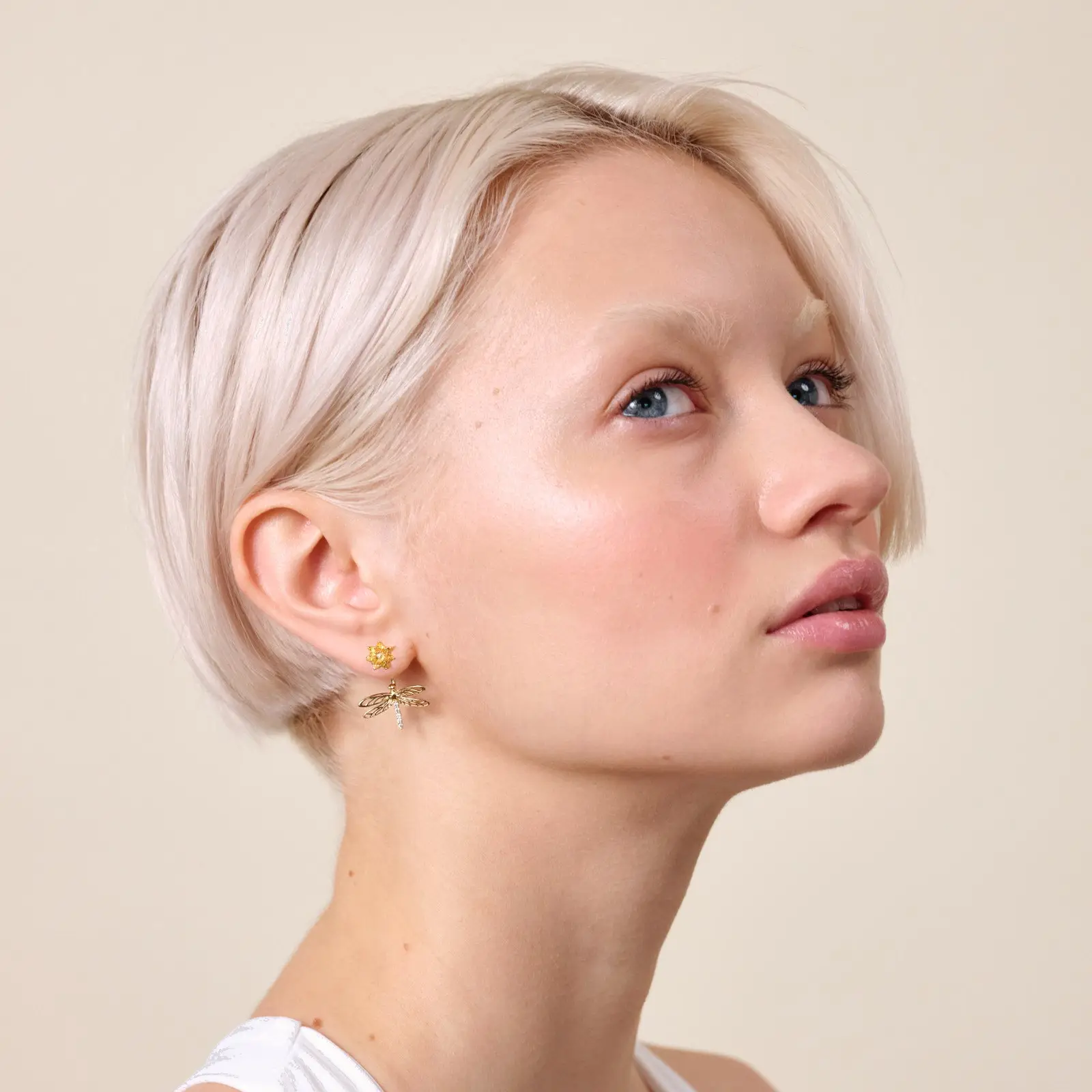 Boucles d'oreilles pendantes Les Néréides - Création aérienne en cristaux avec libellule et motifs floraux