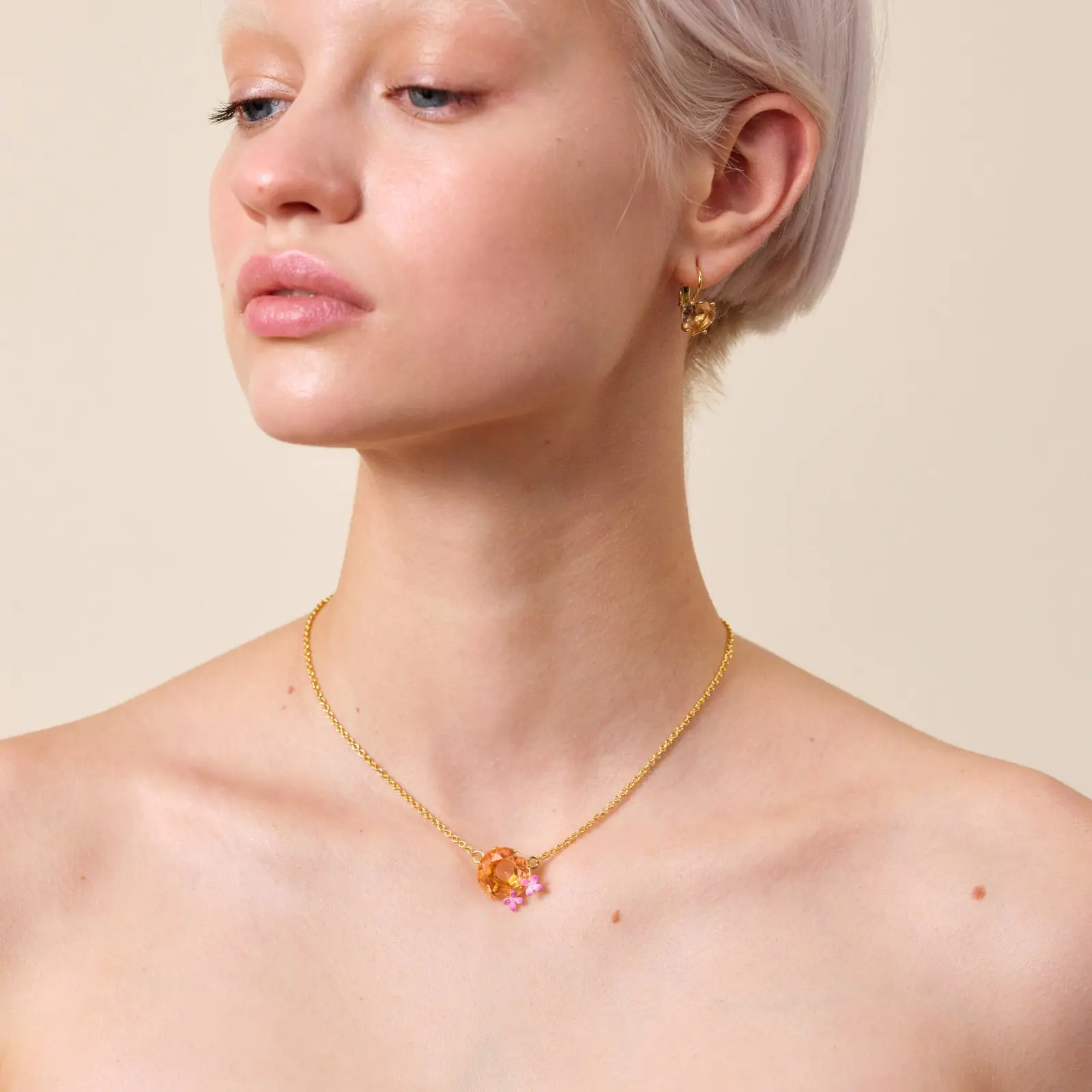 Collier Les Néréides en pierres polies avec motifs floraux et cristal irisé aux reflets pêche-corail
