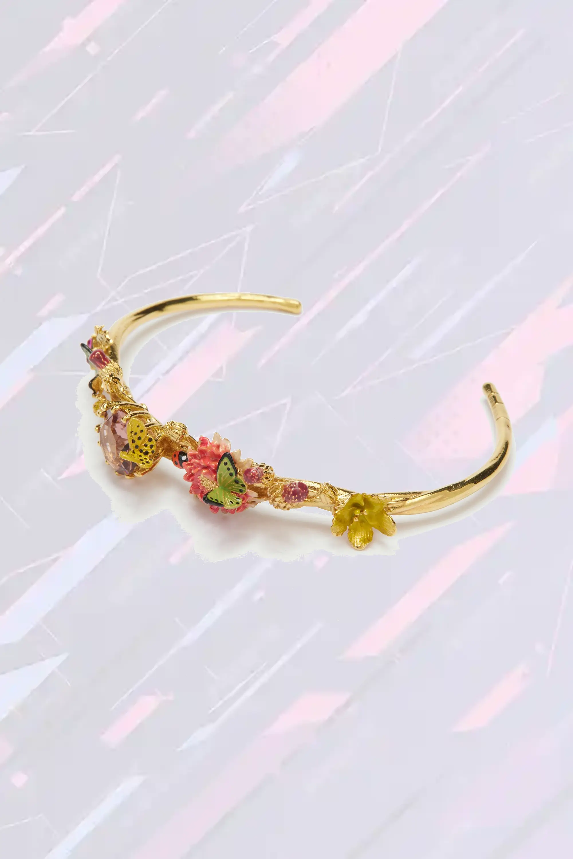 Bracelet manchette Les Néréides orné d'un vol de papillons, motifs floraux délicats et cabochon de pierre précieuse