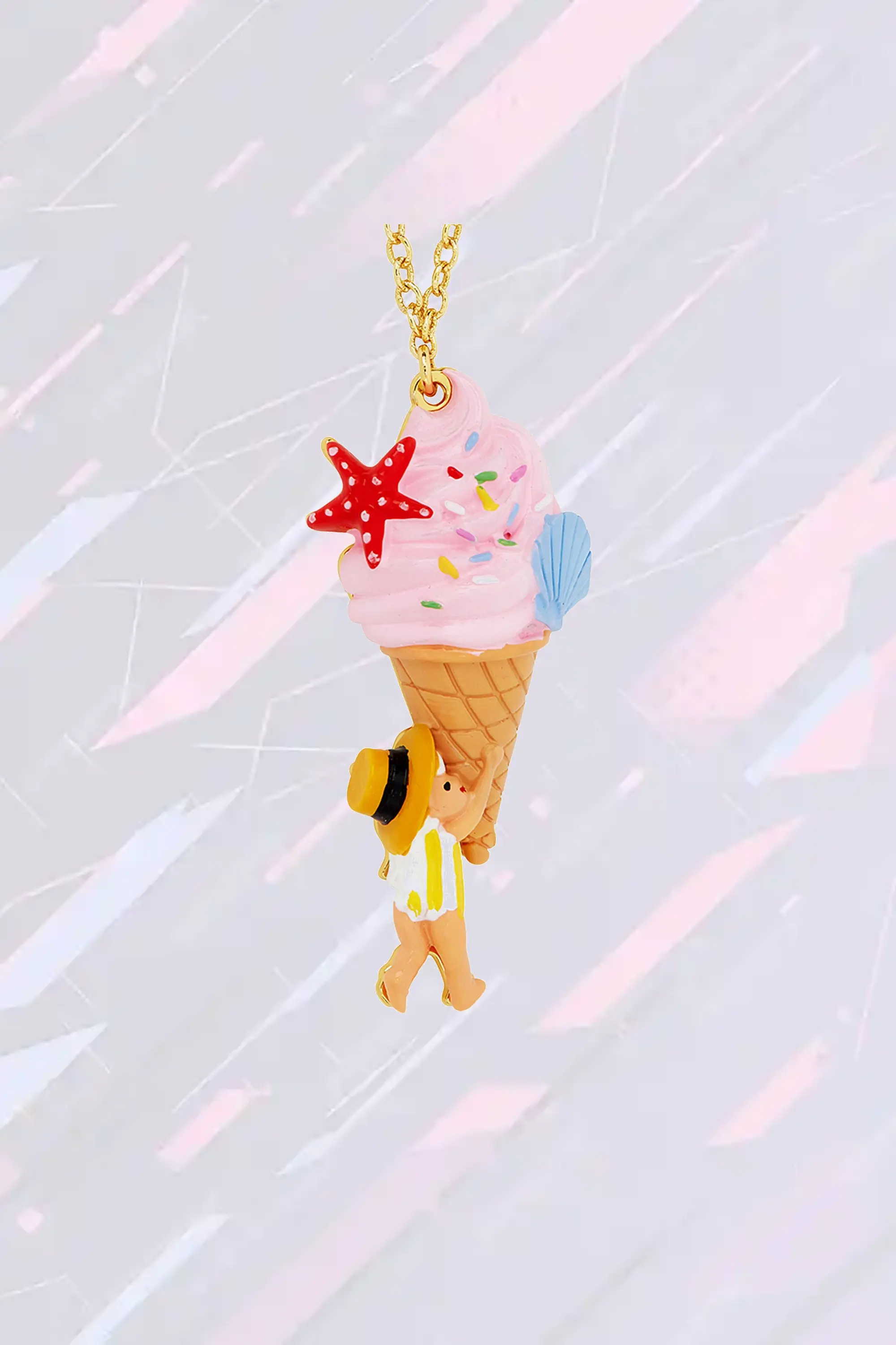 Pendentif Collier Fantaisie Élégant - Inspiration Maritime et Jardin Féerique avec Coquillage Nacré, Cristal Gelé et Figurine Lutin - Création Les Néréides