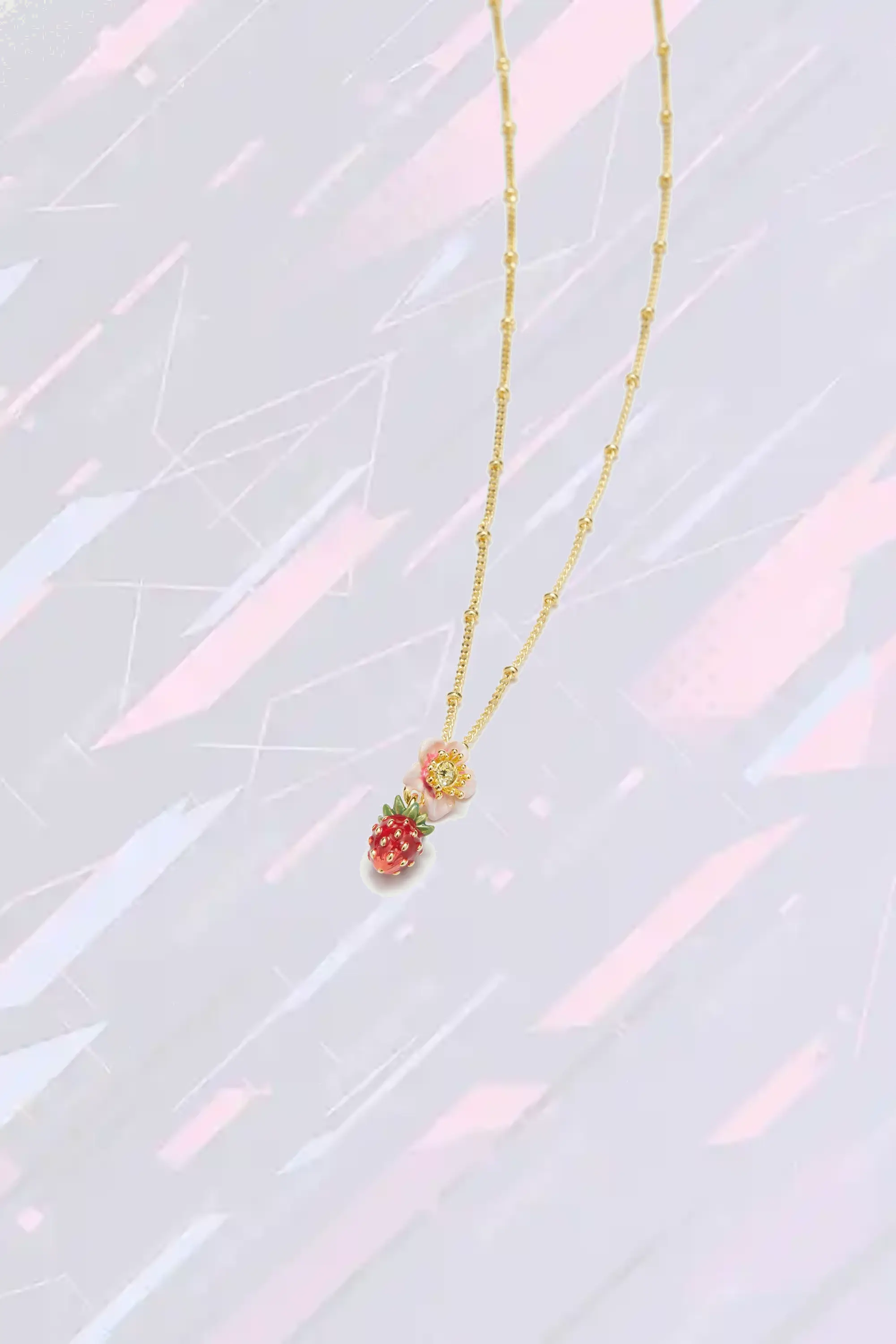 Boucle d'oreille Néréides ornée de baies forestières et corolles rosées