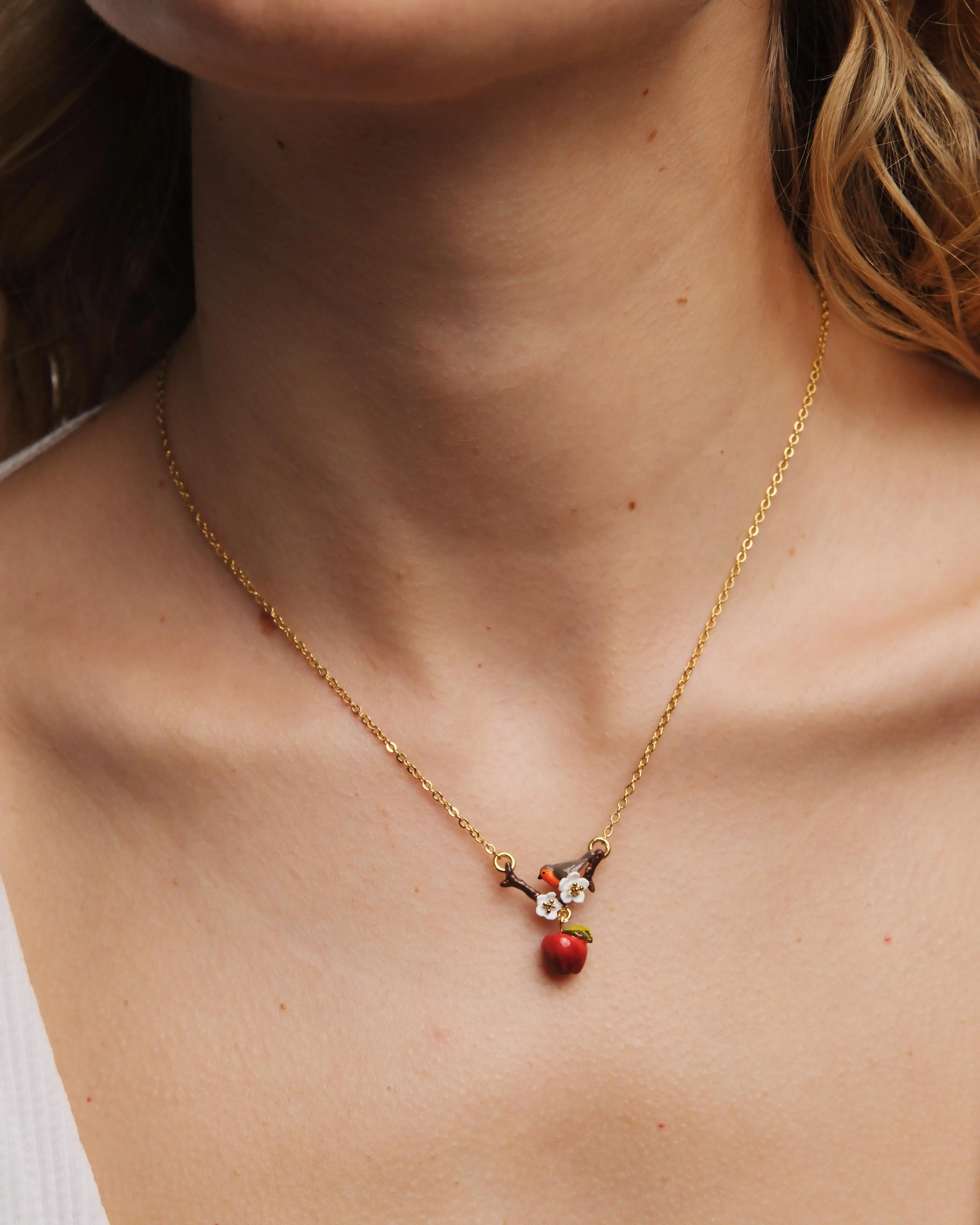Pendentif Collier Les Néréides - Oiseau Charmant et Fruit Délicat en Émail