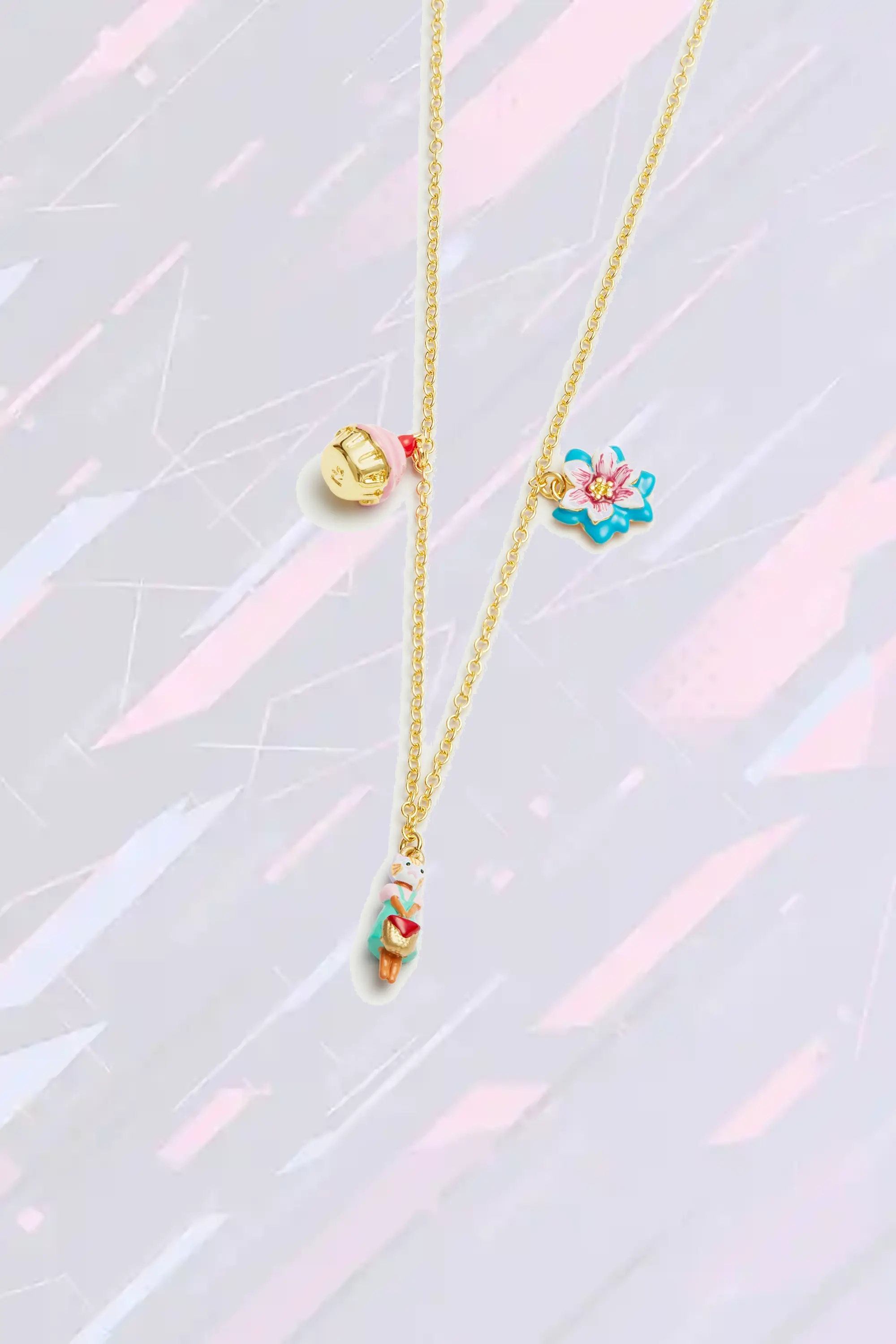 Pendentif félin doré orné de pétales azur et gourmandise sucrée - Création Les Néréides