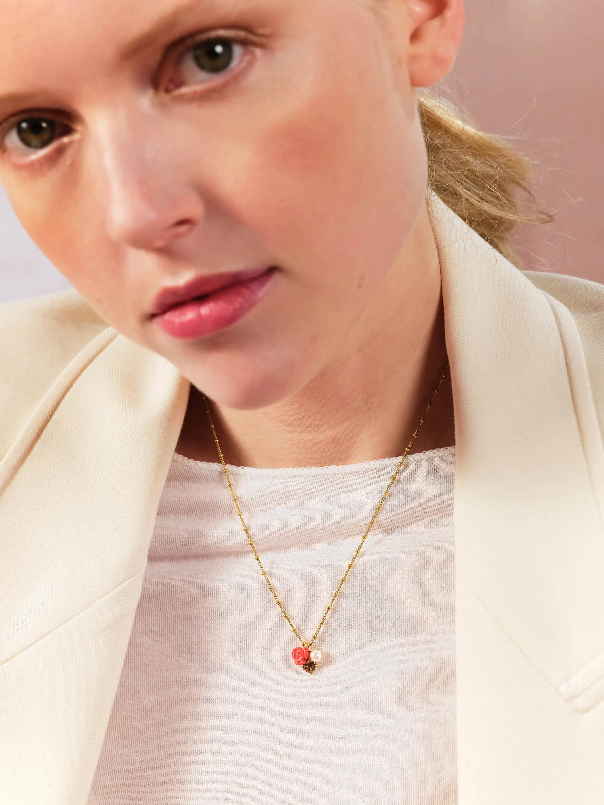 Collier élégant des Néréides avec pendentif floral en rose, perle cultivée nacrée et pierre précieuse