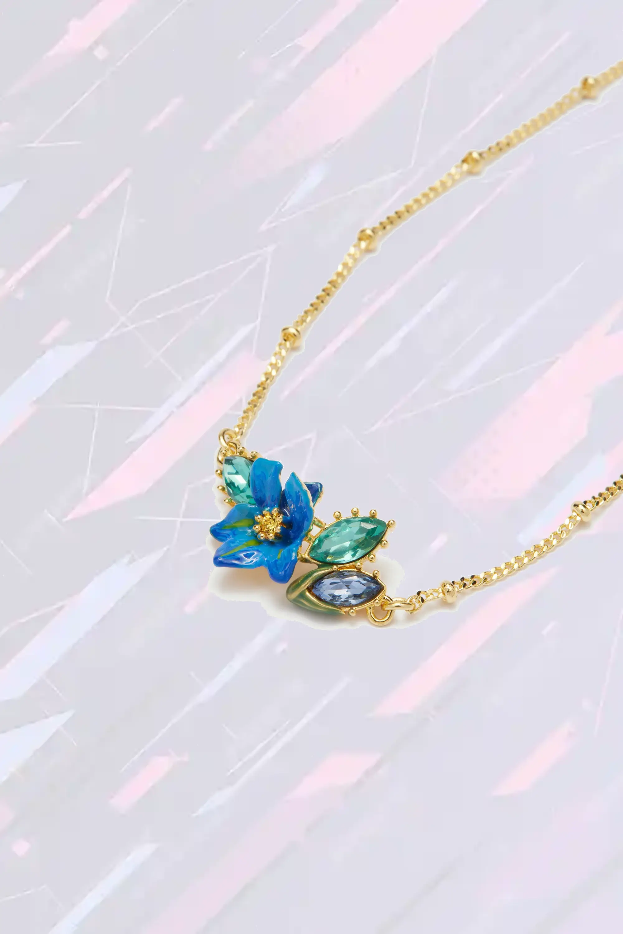 Boucle d'Argent Élégante aux Motifs d'Iris Sibérien et Cristal Taillé Artisanal